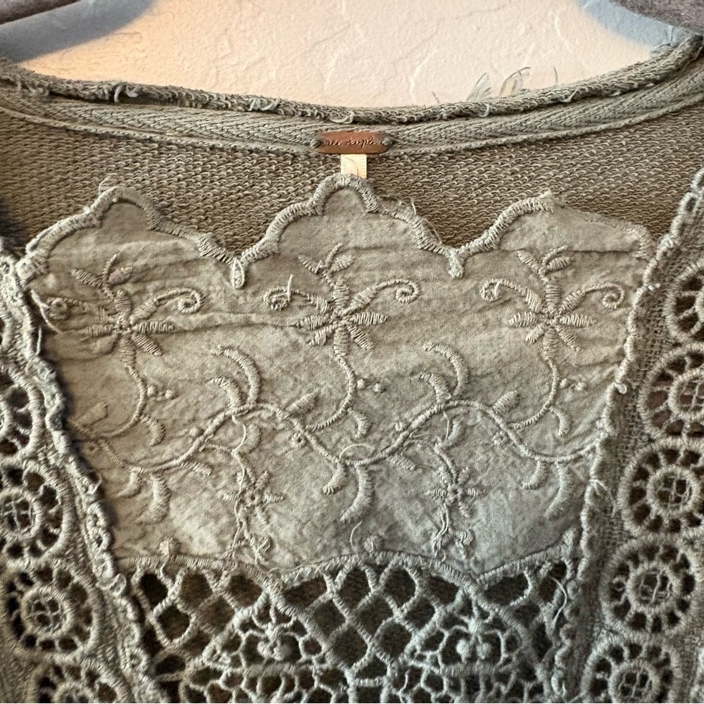 Free People gray embroidered crochet lace floral bohemian blouse top size small - Picture 7 of 16